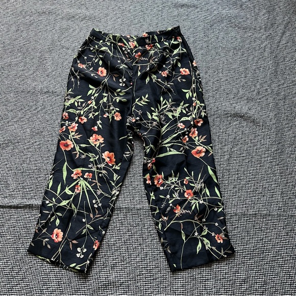 Vintage Floral Print Capri Pants - Picture 2 of 15